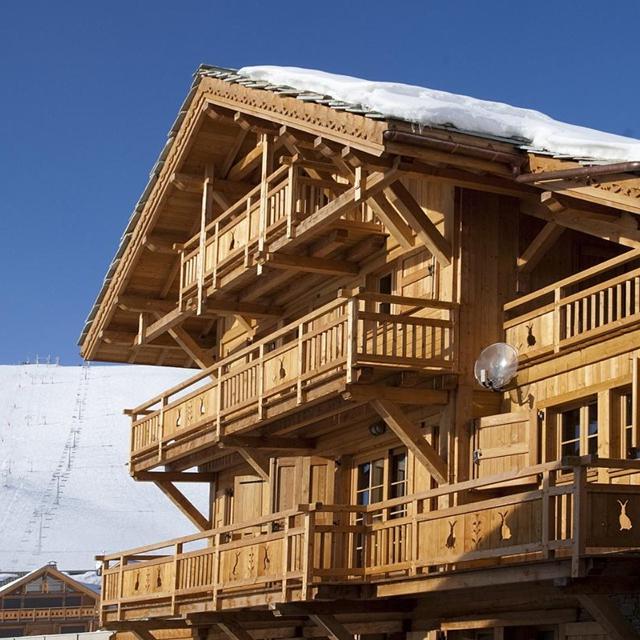 Chalet Lievre Blanc er beliggende i Alpe d'Huez i Cognet-kvarteret. Denne hytte har en ideel beliggenhed: lige på pisterne og er derfor en rigtig ski-in-ski-out hytte! Her er 7 rummelige soveværelser, og alle værelser har balkon, badekar eller bruser. Hytten er indrettet i klassisk stil, men udstyret med moderne komfort. Derudover kan du nyde et spabad, sauna, pejs, fjernsyn, musikanlæg, skiopbevaringsrum og en underjordisk parkeringsplads.
