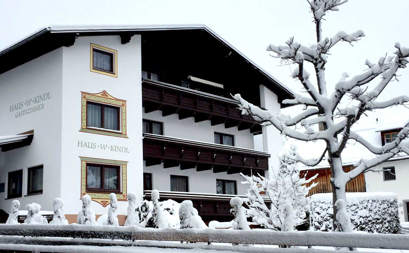 Vil du gerne bo i gåafstand til liften og pisten og på et pension med morgenmad i St. Anton? - Velkommen til Pension Haus Kindl.