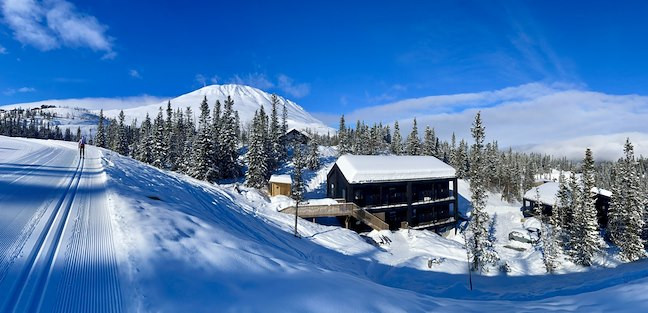 I skal vælge Gausta View hvis I vil have en god indrettet lejlighed med perfekt beliggehed. Her er ski in/ ski out, så det er nemt at komme ud på skiene, men også dejligt nemt, at komme hjem igen. Lejlighederne har stor panoramavinduer og mange lejligheder har udsigt til Gaustatoppen. Udover en masse lækre lejligheder og værelser har resortet også Bistro hvor der tilbydes lækkert mad, en kop varm kakao eller en festlig afterski.