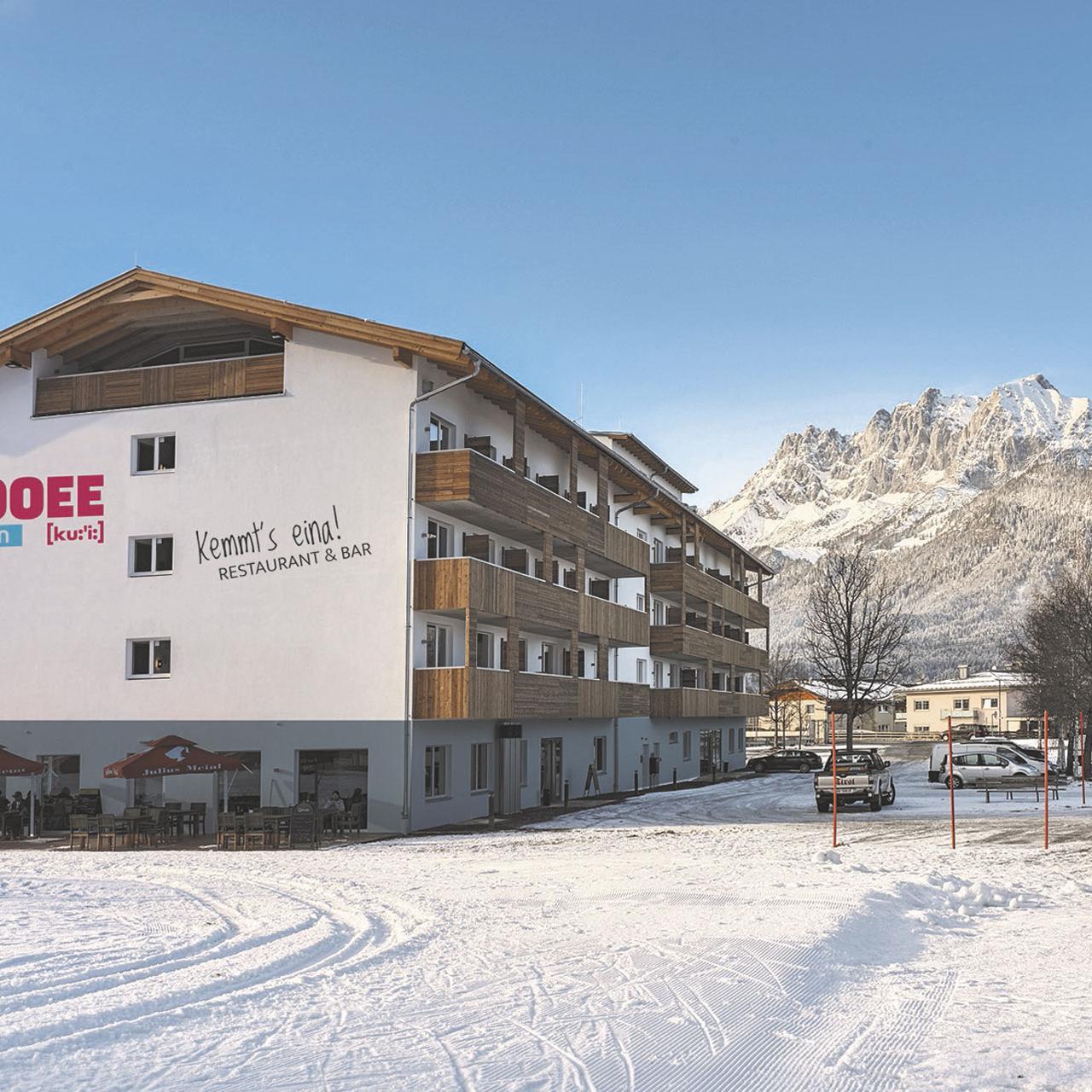 Det dejlige COOEE Alpin Hotel Kitzbüheler Alpen har en perfekt beliggenhed lige ved siden af Hochfeld-stoleliften og kun 1 kilometer fra det bilfrie centrum af St Johann in Tirol. Den nærmeste lift er Harschbichl-liften 800 meter væk, og skibussen, som bringer dig hurtigt hertil om morgenen, stopper kun 200 meter fra hotellet. På dette stemningsfulde hotel kan man booke forskellige værelsestyper til forskellige rejsegrupper, lige fra et hyggeligt dobbeltværelse til rummelige familieværelser. Samtlige værelser er moderne og trendy og har alle et dejligt badeværelse. I den hyggelige restaurant på COOEE Alpin Hotel Kitzbüheler Alpen kan du nyde en omfattende morgenbuffet hver morgen, så du kan starte din skidag med masser af energi! Mod et tillægsgebyr kan du også bestille middag (buffet).