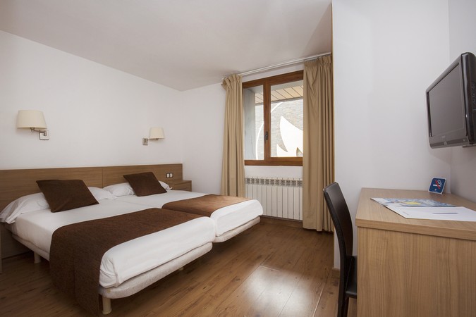 Hotel Catalunya Ski är ett trevligt och prisvärt hotell som ligger centralt i Pas de la Casa och endast ca 50 m till liften. Hotellet erbjuder frukost- och middagsbuffé. Du har wifi i hela hotellet, samt skidförvaring. Du har nära till barer, restauranger och taxfree shopping. Transfer till Hotel Catalunya Ski i Pas de la Casa avslutas vid busshållplats i nedre del av byn. Resenärer tar sitt bagage till hotell (200 m lätt uppförsbacke). Mer information ges på transferbussen och guider hjälper resenärer att hitta sina respektive hotell.