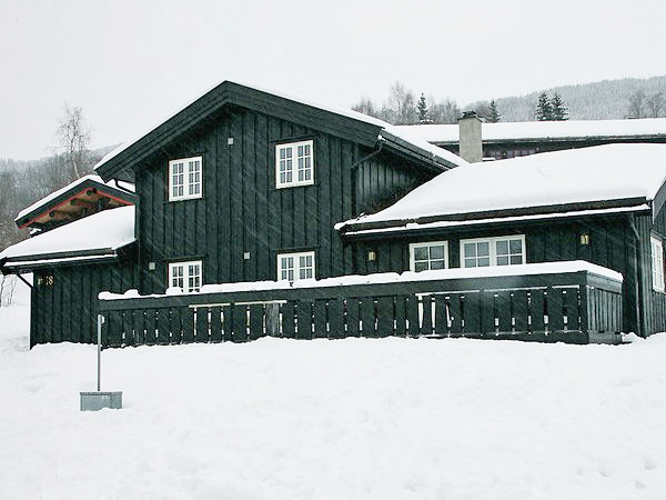 Nordlia Hytter har en høj standard, og alle hytterne er indrettet i hyggelig norsk hyttestil. Hytterne ligger ca. 200-400 meter fra Hafjell Alpincenter med faciliteter til familiens skiferie. Den nærmeste piste findes inden for ca. 100-200 meter. Der er ca. 1,5 km til Hafjell centrum, hvor der blandt andet ligger et supermarked hvor I kan handle ind.
