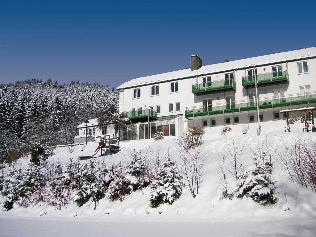 På Residenzpark Willingen bor du med en flot udsigt til de snedækkede bakker. Hotellet har en rolig beliggenhed, i udkanten af centrum. 1500 meter herfra ligger skiliften, hvorfra du kan starte din dag på ski, i den smukke natur. På Residenzpark Willingen indkvarteres du i traditionelle lejligheder, med plads til op til 8 personer. Har du brug for afslapning, kan du gøre brug af hotellets sauna og tyrkiske bad. Til aften har du mulighed for at tilberede din egen mad i lejligheden, eller du kan tage ud og prøve de lokale restauranter. Vil du slentre rundt i Willingens hyggelige gader, nås centrum hurtigt med en rask gåtur, i taxi eller bil. Vi anbefaler Residenzpark Willingen til alle, som vil bo i rolige omgivelser under deres skiferie.