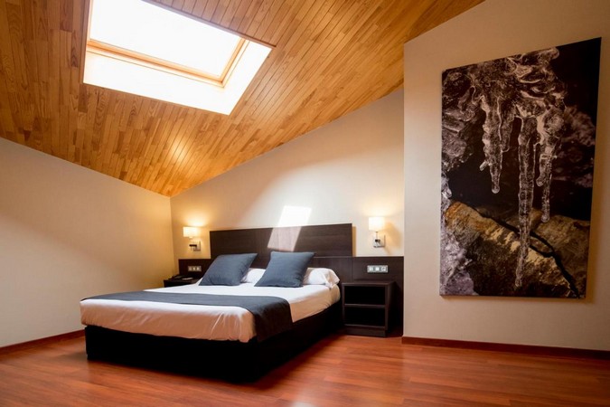 Font DÁrgent**** är ett riktigt fräscht och trevligt hotell som ligger i skidbyn Canillo. Rummen är stora, moderna och bekväma. Hotellet har en mysig spaavdelning där du kan njuta av bastu, pool och jacuzzi. Barn har tillträde i målsmans sällskap mellan kl 12-17. Badmössa är obligatoriskt och badrock finns att hyra. Olika behandlingar erbjuds mot extra kostnad. Vi på Quality Travel bjuder alla våra resenärer från 3 år på tre stycken inträden till spaavdelningen att utnyttja under veckan. För fler inträden tar hotellet en avgift. Restaurangen är stor och fräsch och här serveras goda rätter tillagade med färska råvaror. Detta är ett hotell med hög standard, bra service och bra läge. Det är ca 100 m till gondolhuset där ni tar er upp i Grandvaliras skidsystem. När man bor i Canillo tar man kabinbanan både upp och ner till/från skidsystemet. Det tar ca 15 minuter med lokalbussen att åka ner till huvudstaden Andorra la Vella.