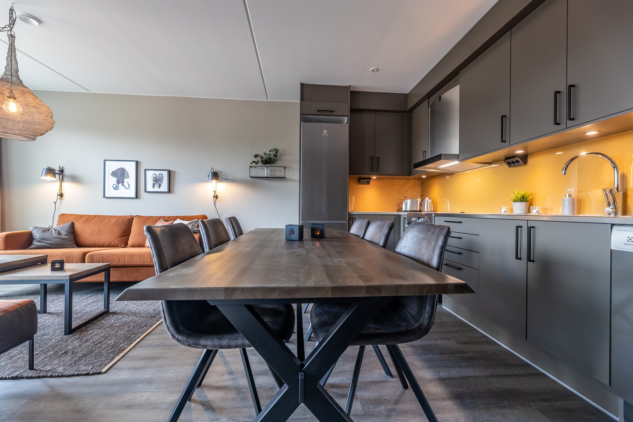 Smagfuldt indrettede lejligheder med sauna, brændeovn og god værelsesfordeling - kun 150 meter fra liften i Tandådalen. Bo komfortabelt med pisten og aktiviteter lige uden for døren.