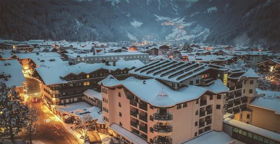 Vil du gerne bo på et 4-stjernet hotel med wellnessfaciliteter, som ligger lige midt på hovedgaden i Mayrhofen? - Velkommen til Sport & Spa Hotel Strass.
