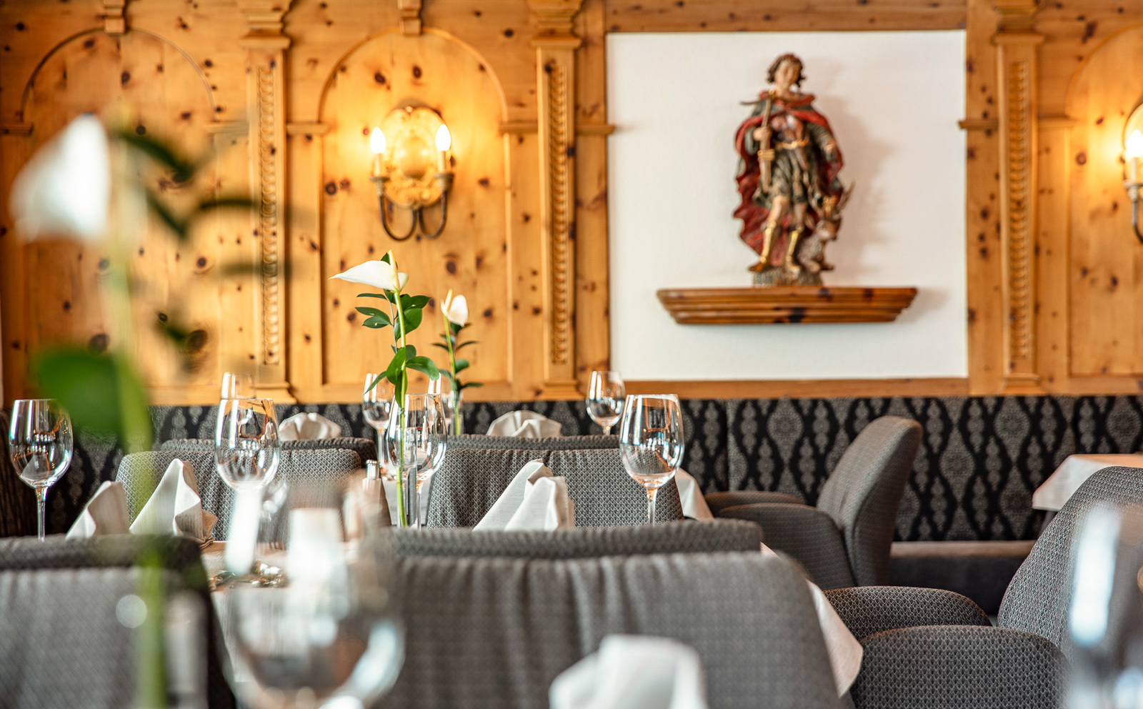 Hotel Hubertus i Sölden ligger midt i byen og gør det nemt at få mest muligt ud af skiferien. Her bor du med kort afstand til både lift og centrum, så du hurtigt kommer på ski om morgenen og har restauranter og barer lige i nærheden, når dagen er slut. Atmosfæren er afslappet og klassisk alpint, og hotellet henvender sig især til par og venner, der vil kombinere skiløb med liv i byen og gode rammer for opholdet. CENTRAL BELIGGENHED TÆT PÅ LIFT OG BYLIV Hotellet har en cent