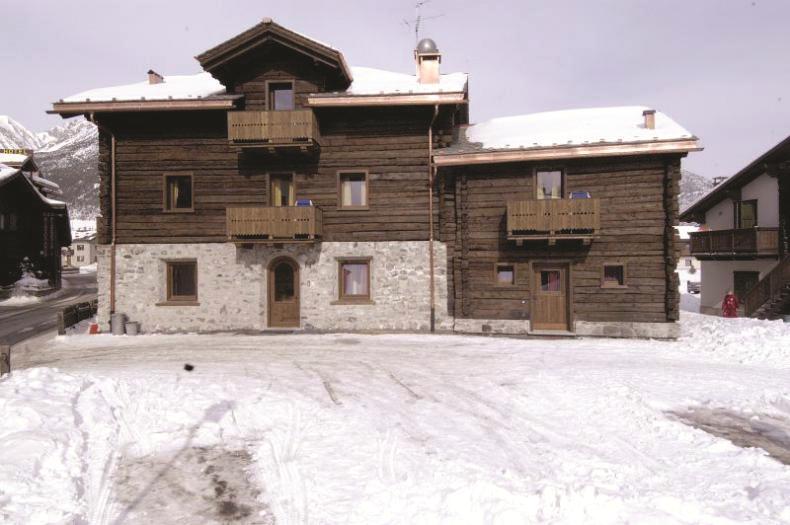 Hotel Baita Cecilia är ett traditionellt litet hotell med en härligt lugnt läge i det livliga Livigno. Detta nostalgiska hotell ligger bara 100 meter från skidliften och de första butikerna är bara 150 meter bort. Rummen är små och enkelt inredda och utrustade med en TV och eget badrum. I det mysiga Hotel Baita Cecilia kan du njuta av en läcker frukost varje morgon och en god middag varje kväll om du bokar med halvpension. Till middag rekommenderar vi att du provar en av de goda, typiskt italienska restaurangerna i centrum.