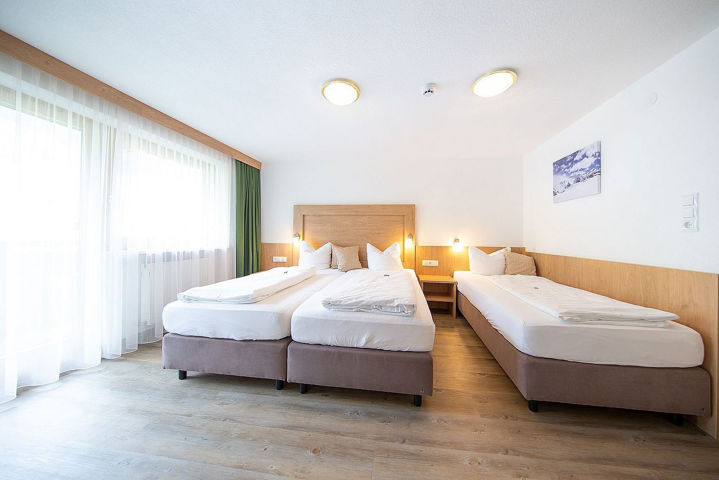 Appartements Waldesrand ligger i rolige omgivelser i Sölden, samtidig med at både restauranter, shopping og skiområdet er inden for kort afstand. Her bor du i lejligheder med eget køkken og plads til at tilpasse skiferien i dit eget tempo - uanset om du rejser som par, familie eller med venner. Skibussen stopper direkte foran huset, og efter en dag på pisterne kan du benytte sauna og svømmehal i Freizeit Arena, som er inkluderet om vinteren. Kombinationen af central beliggenhed og rolig