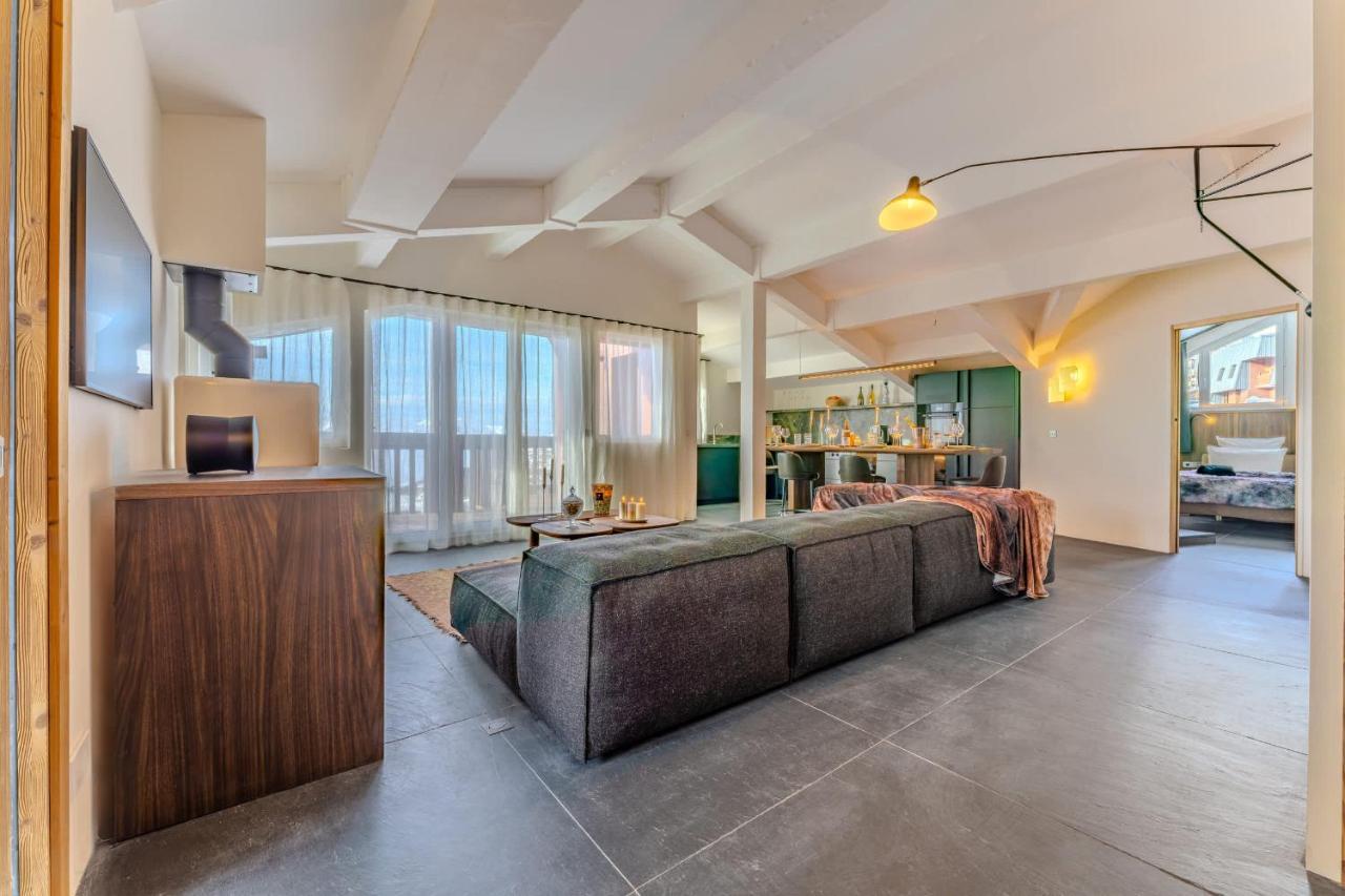 Luxury Penthouse with Mountain View & Fireplace