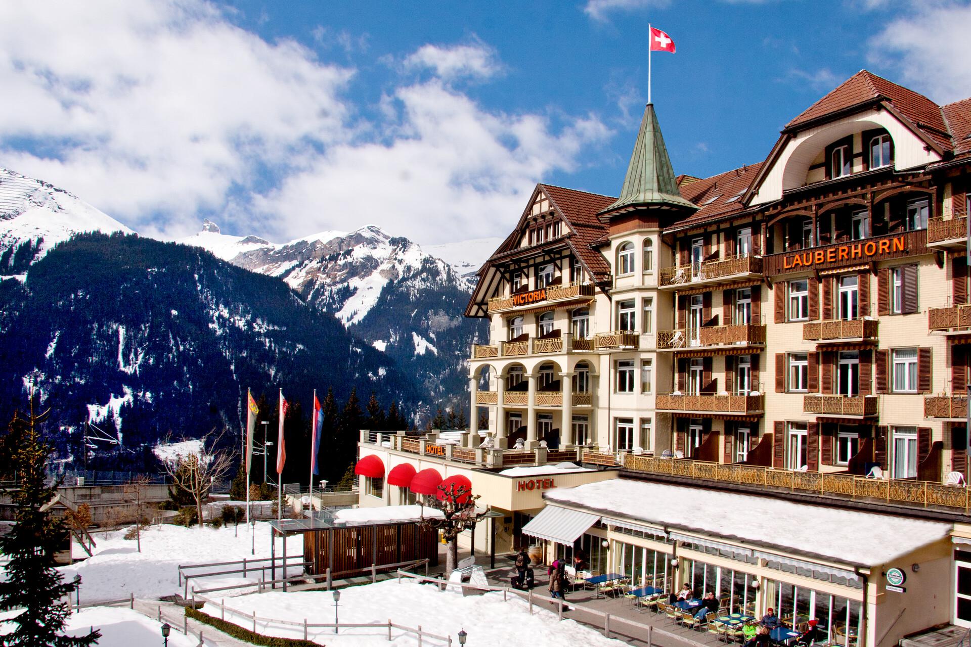 Arenas Resort Victoria-Lauberhorn i Wengen erbjuder en perfekt vistelse för en härlig vintersport i hjärtat av de schweiziska Alperna. Beläget i Wengens charmiga centrum, bara 50 meter från skidliften och backarna, kommer du att vara i de perfekta backarna i skidområdet inom några minuter. Efter en dag i snön kan du återvända till ditt bekväma och autentiska rum, där du kan koppla av i en varm och mysig atmosfär. Börja dagen med en komplett frukost i anläggningens atmosfäriska restaurang och njut av en utsökt middag på kvällen för att fylla på din energi. Koppla av i det rymliga wellnessområdet, där du kan njuta av hisnande panoramautsikt över de imponerande bergskedjorna.