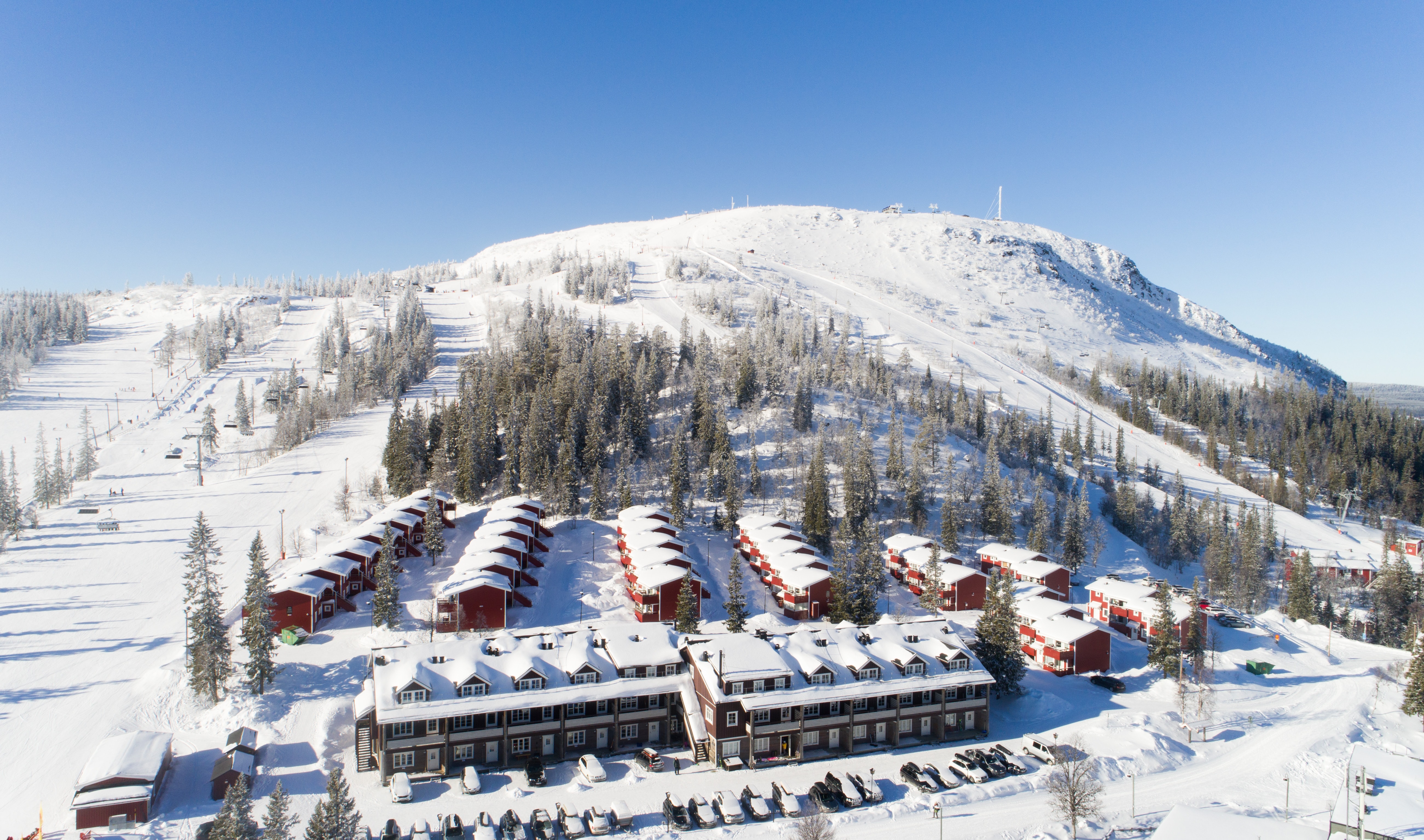 Tilbring din skiferie blot 10-50 meter fra pisten. Oplev rigtig fjeldhygge med optimal beliggenhed og nem adgang til både skiløb og byliv på Skalets Torv.