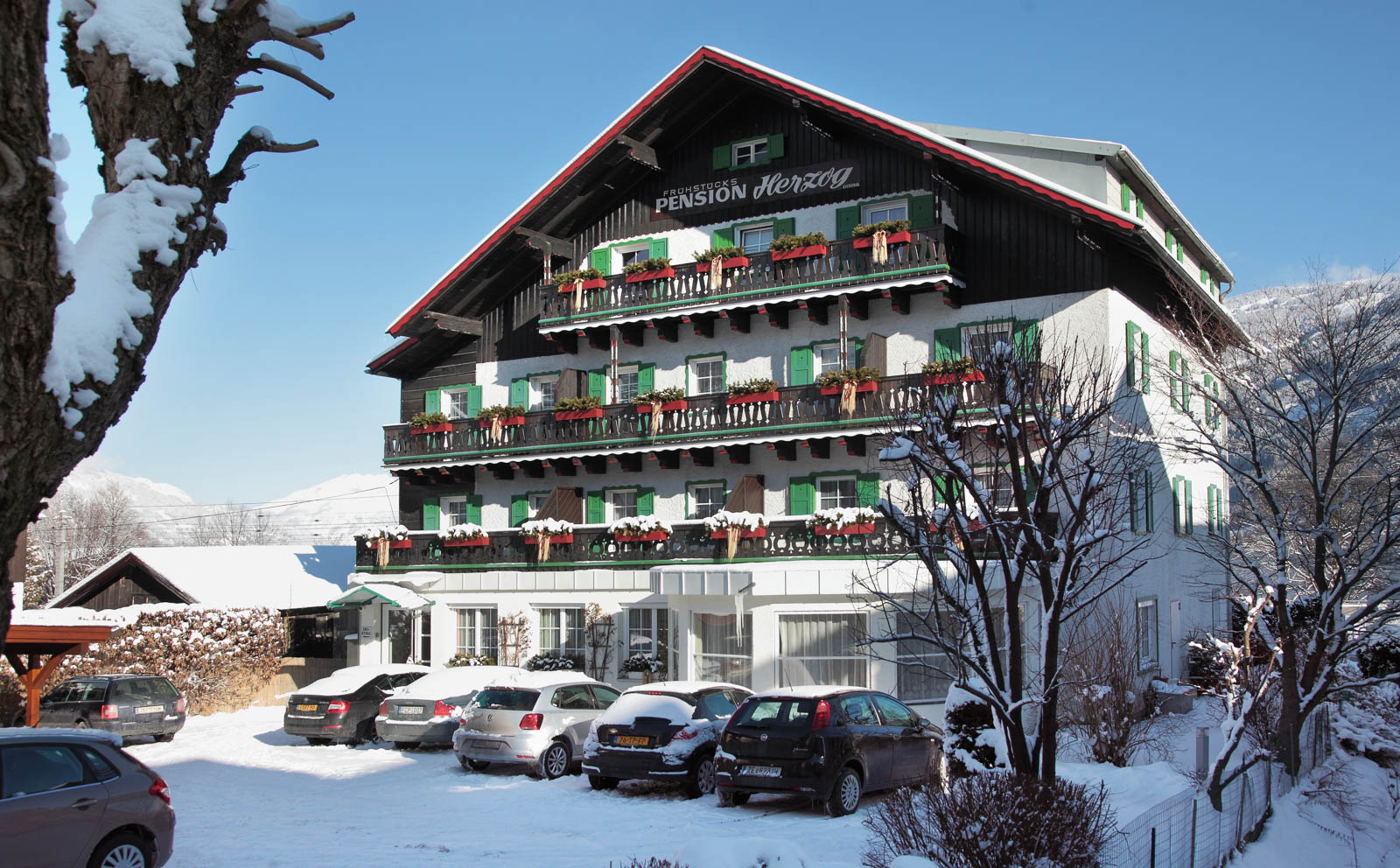 Välkommen till Seehotel Sissi i Zell am See - ditt ideala boende för en skidsemester med gångavstånd till närmsta lift.