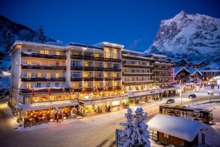 Hotel Kreuz & Post er beliggende midt i den charmerende bjergby Grindelwald, og har en vidunderlig historie. Navnet går tilbage til 1800 tallet, hvor det var byens første posthus, og opbevaring af postvogn og heste. Deres logo refererer til hornet, postmanden blæste i for at annoncere dagens ankomst af post. I 1890 kom det første damptog, og derned slut med postvogne - og med jernbanen begyndte turismen, så i 1899 blev huset til Hotel Zum Weissen Kreuz, der startede en lang tradition med hotel. Otto Konzett arbejde som opvasker, men købte i 1946 hotellet - i 2024 har 4. generation med Benjamin Konzett overtaget sammen med søster Alexandra - selvom mor Helene og far Martin fortsat ses hjælpe til. Du har 700 m til liften First, og ved den lille togstation midt i byen kan du med toget på kun 3 min. komme til Grindelwald Terminal - herfra kan du komme med liften til området Männlichen, eller med Express liften Eiger til området Kleine Scheidegg. Du har også nem adgang til byens muligheder som shopping, restauranter og barer. Hotellet byder på bar, flere restauranter med lækker mad, dejlig terrasse, lille wellnessområde med forskellige saunaer og tagterrasse samt legerum for børn.  Hotellet tilbyder følgende værelser alle med wc/douche, satelit-TV og gratis wifi:   Dobbeltværelse Standard "north facing" 27m2: 2 pers.  (Superior værelse med balkon og "Eiger view" - Tillæg pr. værelse 2.300,-) Dobbeltværelse Deluxe "north facing" 34m2: 2-4 pers. (Deluxe værelse med balkon og "Eiger view" - Tillæg pr. værelse 2.300,-)  Max. 3 voksne eller 2 voksne + 2 børn u/12 år Prisen inkluderer: 1/2 pension med morgenbuffet og 4-retters middag. (3-retters for børn 7-12 år og 1 ret for børn under 7 år) Turistskat udgør CHF 5,25,- pr. dag/pers. fra 15 år. Betales på stedet. Børnepris i forældres værelse pr. ophold: U/7 år koster 1.450,- (dog 20/12-3/1 = 1.900,-). 7-12 år koster 4.545,- (dog 20/12-3/1 = 5.995,- og 7/2-14/3 = 5.345). 13-17 år koster 8.745 (dog 20/12-3/1 = 10.995,- og 7/2-14/3 = 10.345,-). Barneseng kan lånes gratis, men skal bestilles på forhånd. Ankomstdag: Lørdag - lørdag.