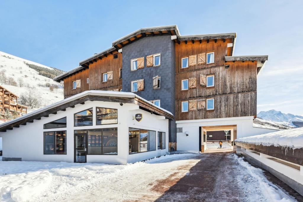 Hotel Turan är ett modernt hotell i Les Deux Alpes som ligger precis intill skidliften, så du kommer att vara på väg på morgonen på nolltid. Rummen ger en trevlig vistelse och är i stil med resten av hotellet, snygga och moderna.