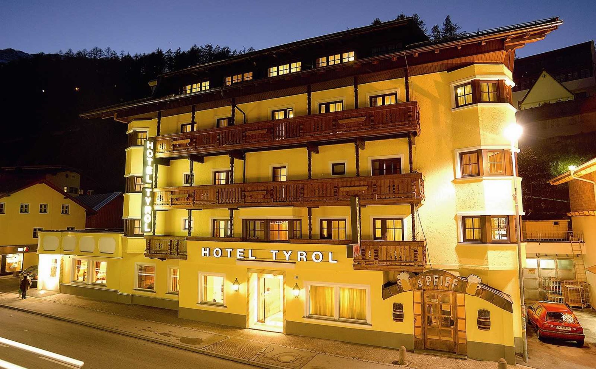 Skønt, nyrenoveret hotel beliggende i hjertet af Sölden. Hotellet byder på værelser af forskellige varierende størrelser, alle af pæn standard. Opholdet er inkl. halvpension, hvor du kan sætte dig til rette i hotellets smukke restaurant, og består af en overdådig morgenbuffet og en rigtigt dejlig middag. Til aften består middagen af 3-retter, hvor forretten og desserten bliver tallerken serveret. Selve hovedretten består af en buffet, der er meget traditionel og østrigsk inspireret.