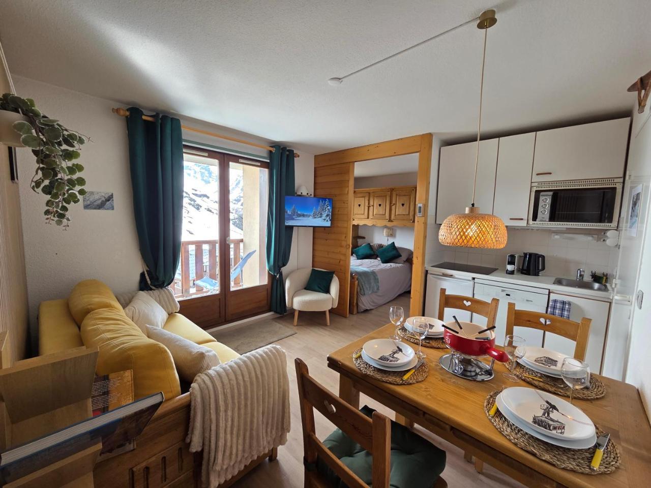 Val Thorens, Ski-In Ski-Out 1 Bedroom Apt for 4 with Fiber, South-Facing & Mountain Views