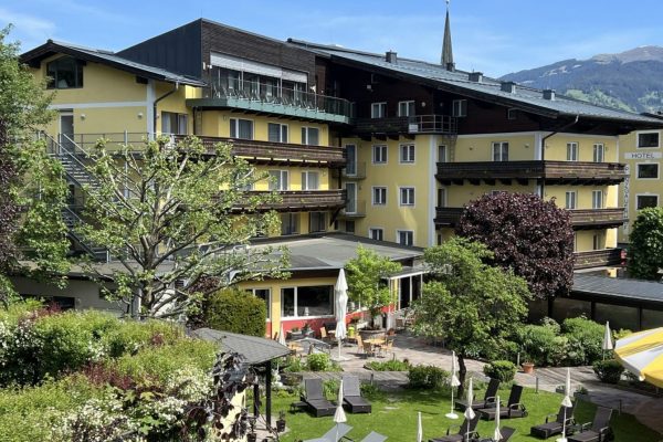 Hotel Der Schütthof er et hyggeligt og ukompliceret hotel, der danner den perfekte ramme om en aktiv og afslappende skiferie i Zell am See. Hotellet ligger i bydelen Schüttdorf, blot fem minutters gang fra areitXpress-liften, hvilket giver dig nem og hurtig adgang til det fantastiske skiområde Zell am See-Kaprun. Uanset om du rejser som par, med venner eller har hele familien med, byder Der Schütthof på ægte østrigsk gæstfrihed, god mad og en afslappet atmosfære.LIFTKORT kan fravælges ved behov under bookingforløbet!