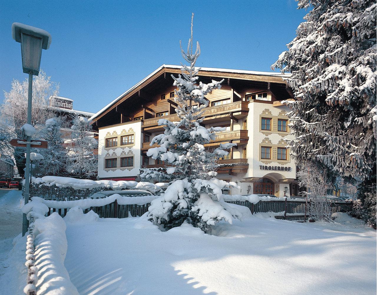 Det vackra Hotel Tirolerhof ligger i den livliga staden Zell am See's stadskärna bara några minuters promenad från skidliften (350m). Hängivna skidåkare kommer att älska det här området eftersom det erbjuder oändliga många bländande snövita pister där du kan träna dina hopp och svängar. När det är dags att lägga bort skidorna på eftermiddagen kan du koppla av i bastun eller ta ett dopp i inomhuspoolen. På kvällen kan du besöka en av de många trevliga barerna och restaurangerna i stan.