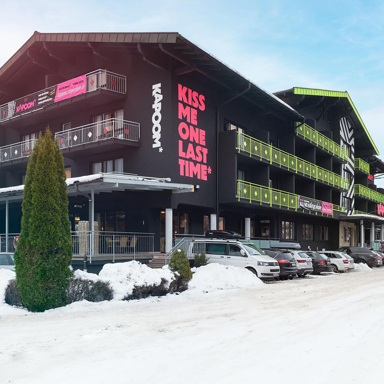 carpe solem KAPOOM ligger intill skidbusshållplatsen. Denna kostnadsfria transferservice tar dig snabbt till liften på morgonen. Centrala Kaprun och skidliften hittar du bara 400 meter bort. Du bor i enkla lägenheter som har en stor säng, en balkong och eget badrum. Efter skidåkning kan du njuta av wellness-avdelningen som finns på Extra lägenheter carpe solem KAPOOM.