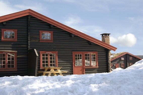 Charmerende og rummelige lejligheder kun 150-250 meter fra bakke/lift. Her får du klassisk norsk fjeldstil, egen sauna og central beliggenhed på Turistsenteret.