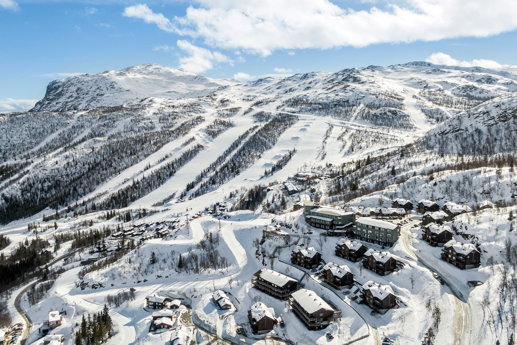 Moderne lejligheder i eksklusivt fjeldmiljø 1.000 meter over havet. Bo kun 120-200 fra nærmeste lift/bakke med smuk panoramaudsigt over Hemsedal.