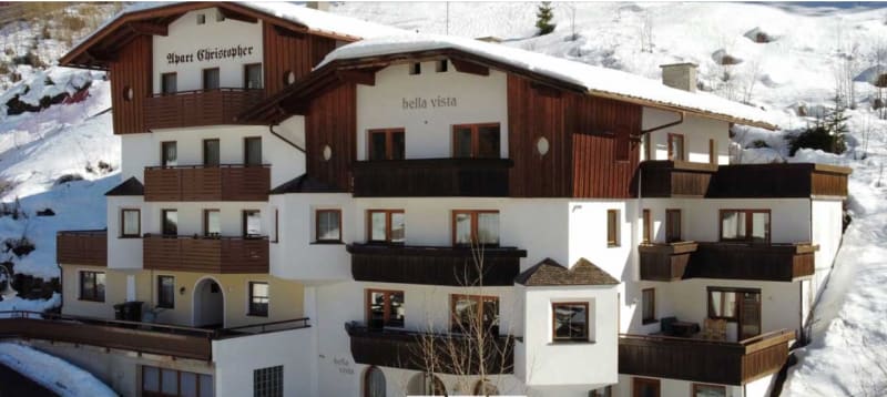 I den centrale del af Ischgl ligger huset Bella Vista i et roligt kvarter med en skøn udsigt over dalen. Her tager du blot pisten ned til Silvrettabahn, som løber lige ved huset. Der er 5 min. gang til hovedgadens udvalg af restauranter, barer og forretninger. Huset har 4 gode lejligheder, hvor de mindste på 42 kvm. er beregnet for 2-3 personer og den største på 112 kvm. for 4-7 pers. De har separate soveværelser, stue, køkken, wifi, bad, wc og balkon. Idet huset på trods af den centrale beliggenhed ligger i et fredeligt område af Ischgl er det yderst velegnet for kærestepar og familier.
