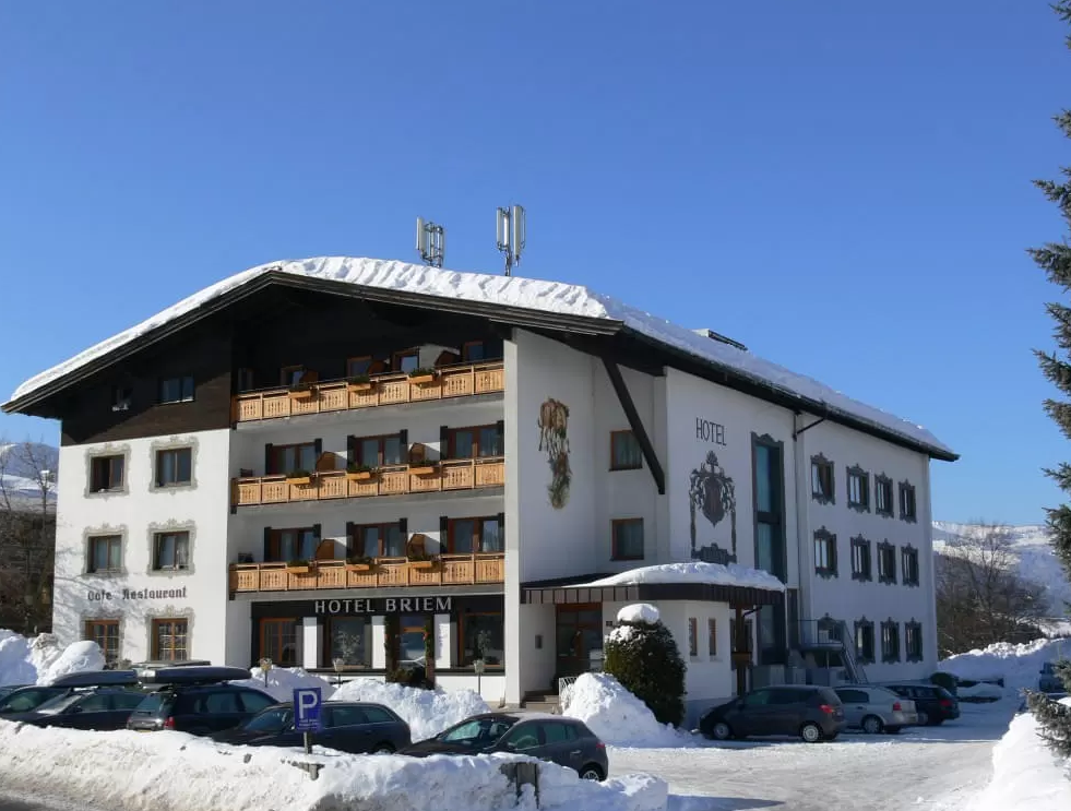 Hotel Briem är ett trevligt familjehotell med många återvändande gäster. Hotellet ligger i ett lugnt område i närheten av pisterna och centrala Westendorf ligger bara 300 meter bort. Efter en dag i snön kan du koppla av i wellness-avdelningen och njuta av både bastu, ångbad samt ett solarium. På hotel Briem finns allt du behöver för en lyckad skidsemester!