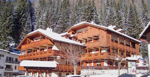 Bo på Residence Anny sammen med din familie, placeret perfekt, så du kan stå på ski næsten helt op til hoveddøren.