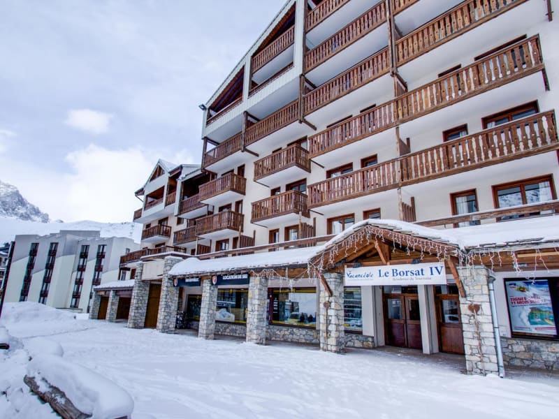 Résidence Le Borsat IV ligger i Val Claret i Tignes med direkte adgang til pisten. Her bor du højt i området med nem adgang til lifterne, så du hurtigt er ude på ski om morgenen og kan stå næsten til døren sidst på dagen. Samtidig har du restauranter, barer og indkøbsmuligheder lige i nærheden. Lejlighederne er enkle og funktionelle og passer godt til en skiferie, hvor det vigtigste er beliggenheden. Indretningen er enkel med opholdsrum, sovepladser og et mindre køkkenområde til lettere madlavning. Flere lejligheder har balkon med udsigt til skiområdet. Her får du en af de bedste placeringer i Tignes med både skiløb og byliv som din nabo. Det gør Résidence Le Borsat IV til et oplagt valg for venner, par eller familier, der prioriterer ski-in/ski-out. Se vores store udbud af hoteller og lejligheder til din skiferie til Tignes her og læs mere om skiferie til Frankrig her.