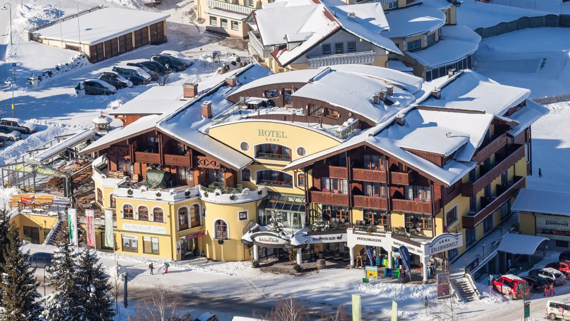 Hotellet ligger centralt i Rohrmoos, ovenfor Schladming by, midt i det naturskønne ski- og vandreområde Schladming-Dachstein. Direkte adgang til skiområderne med Ski in/out. Hotellet tilbyder hyggelige værelser, et voksen-only SKY SPA med sauna, samt et nyt Family SPA med infinity pool og tekstilsauna. Gæsterne kan nyde en betagende udsigt over Dachstein-massivet og Schladminger Tauern.