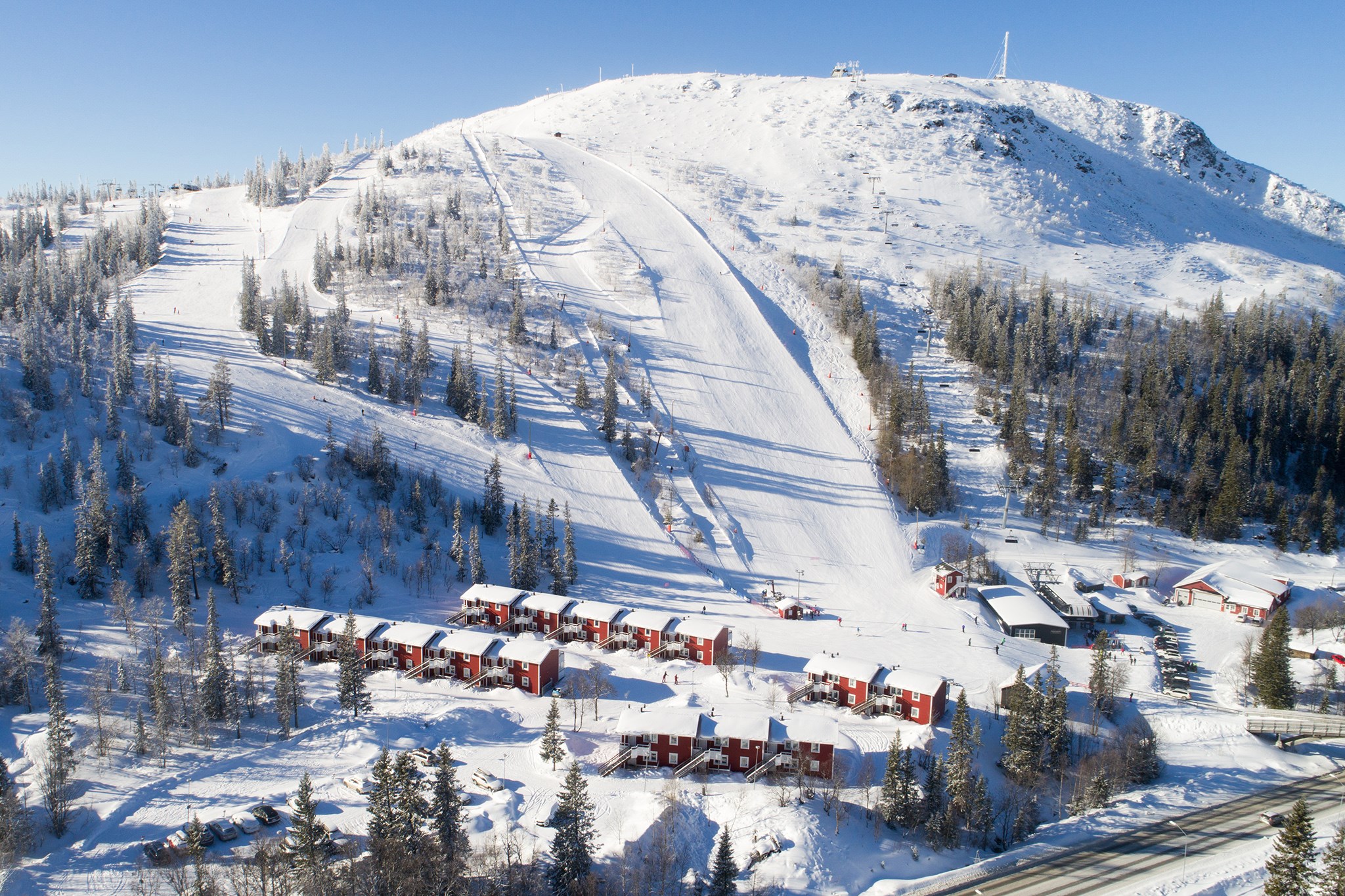 Nyd din skiferie i hyggelige lejligheder med kun 50 meter til pisten. Moderne fjeldferie tæt på både skiløb, mad og afterski på Skalets Torv.