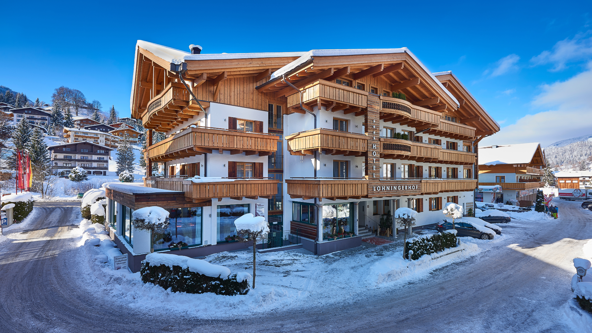 PRISERNE ER INKL. 6 dages liftkort. Fradrag hvis dette ikke ønskes.Hotel Lohningerhof er et lækkert hotel indrettet i en autentisk østrigsk stil, med en beliggenhed kun 300 meter fra Maria Alm centrum. Ikke nok med det, er der også kun 300 meter til den nærmeste lift, som giver dig adgang til resten af skiområdet. Værterne på hotel Lohningerhof er meget venlige og vil gøre alt for, at du kan nyde din skiferie og dermed få den bedste oplevelse hos dem. Hotellet byder på en rigtig god restaurant, en dejlig wellnessafdeling med sauna, dampbad og en fornyelig opført pool, som du frit kan benytte under opholdet på hotellet.