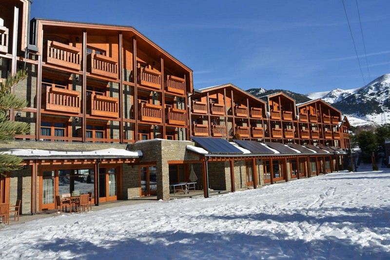 Om du ställer höga krav på läge, standard, och atmosfär så är Hotel Nordic ett riktigt bra hotellalternativ. Här har du pister och liftar alldeles utanför dörren som tar dig upp i Grandvaliras mäktiga skidområde. Hotell Nordic är inrett med rustika material och som verkligen förmedlar en känsla av att man är på skidsemester. Så varför inte ta något gott i hotellbaren eller i solen på hotellets terrass och blicka ut över pisten som är belägen precis bredvid. Hotel Nordic är ett gemytligt och trevligt hotell som erbjuder hög standard med alla de bekvämligheter du behöver. På kvällarna så erbjuds det ofta någon form av underhållning vid hotellets bar/lounge. För den som önskar mer aktiviteter så finns det en stor avdelning med biljard, bowlingbana, airhockey m.m. Hotellet har en gratis spaavdelning med pool, jacuzzi och turkiskt bad (vanlig bastu kostar 10 /person per tillfälle). Barn upp till 14 år i vuxet sällskap. Värdeskåp och wifi på rummet finns att köpa till mot kostnad. Gratis WIFI i hela hotellet. Vi erbjuder halvpension i våra paketresor och frukostbuffén samt middagsbuffén är varierad och omfattande, så det finns något gott för alla smaker. På hotell Nordic finner du allt du vill ha på din skidsemester och kan verkligen bara slappna av och njuta! Obs, vi reserverar oss för att ändring av tillgänglighet och priser för hotells spaavdelningar kan implementeras med kort varsel beroende på direktiv från myndigheter. Eventuella begränsningar i tillgängligheten ger ej rätt till prisavdrag.