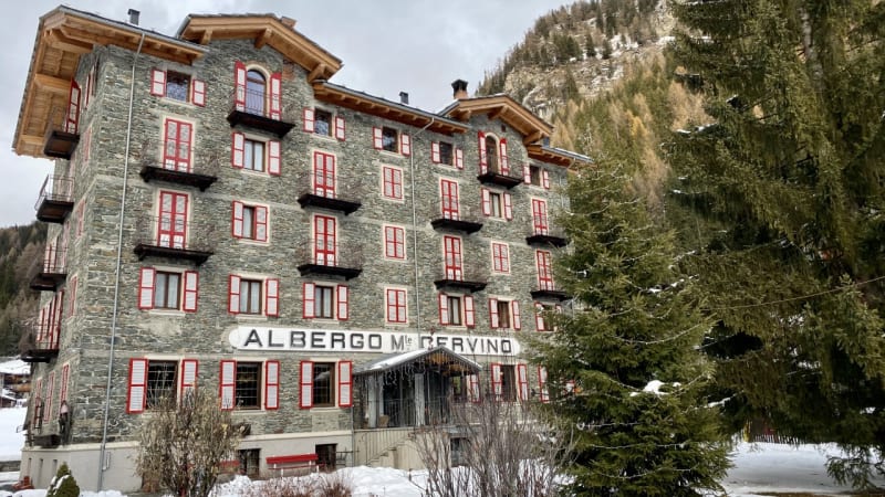 Hotellet har varit familjeägt i 4 generationer och är ett av de första hotellen som byggdes i Champoluc. Hotellet har trevliga och ljusa rum i olika kategorier och standard. Samtliga rum är inredda med eget badrum med toalett och dusch och dessutom har några av rummen balkong med utsikt utöver de vackra omgivande bergen. Hotel Monte Cervinio ligger i lugna och vackra omgivningar strax utanför Champoluc. Den nybyggda liften "Frachey" ligger bara 5 minuters promenad från hotellet och härifrån når du snabbt och enkelt ta dig upp i det stora skidområdet som inkluderar bland annat Champoluc, Gressoney och Alagna. När dagens skidåkning är över tar du enklast "Frackey"-liften ner till byn och därifrån kan du glida på skidorna tillbaka till hotellet. Önskar man ta en promenad in till centrum av Champoluc är det ca 1.400 m men det finns även en gratis skidbuss i byn som stannar strax utanför hotellet. Vistelsen inkluderar halvpension. Du kan vakna upp till en stor frukostbuffé med vad du behöver för dagens skidåkning. På kvällen serveras en 4-rätters middagsmeny bestående av traditionella och lokala rätter från "Valle d'Aosta". På eftermiddagen och kvällen kan man koppla av med en drink eller kaffe framför brasan. Mer inspiration till skidsemestern? Se fler skidresor till Champoluc här och alla skidresor till Italien här.