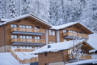 Bo med en perfekt placering i Wagrain lige ved siden af liften Grafenbergbahn. Her finder du Apartment Dorf Alpenleben med flere lejlighedshuse og i alt 21 lejligheder.  Lejlighederne er indrettet i moderne østrigsk stil, og beliggende med flot udsigt over byen og mod bjergene - og du bor i gåafstand til det hele.   Apartment Dorf Alpenleben tilbyder følgende lejligheder alle med gratis wifi:  GA2C - Comfort lejlighed 75m2: 3-vær. til 4-5 pers. Opholdsrum med TV. Køkkenkrog med nødvendigt udstyr bl.a. elkomfur og opvaskemaskine. 2 soverum hver med dobbeltseng (det ene rum også med enkeltseng). 2 x wc/douche. Nogen med vaskemaskine. Terrasse. GA3C - Comfort lejlighed 95m2: 4-vær. til 6 pers. Opholdsrum med TV. Køkkenkrog med nødvendigt udstyr bl.a. elkomfur og opvaskemaskine. 3 soverum hver med dobbeltseng. 3 x wc/douche. Nogen med vaskemaskine. Terrasse. GA2P - Penthouse lejlighed 75m2: 3-vær. til 4-5 pers. Opholdsrum med TV. Køkkenkrog med nødvendigt udstyr bl.a. elkomfur og opvaskemaskine. 2 soverum hver med dobbeltseng (det ene rum også med enkeltseng). 2 x wc/douche. Vaskemaskine. Balkon. Prisen inkluderer: Linned/håndklæder og slutrengøring.  Turistskat udgør euro 4,40,- pr. dag/pers fra 15 år. Registreres og betales online på forhånd. Ankomst: Lørdag-lørdag. Fra slut feb. spørg på mulighed for kort ophold og valgfri ankomst.