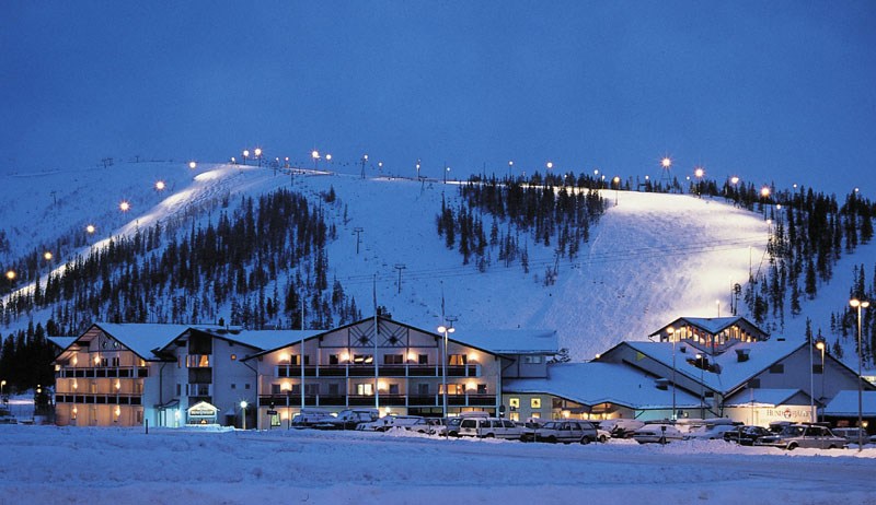 Bo kun 150 meter fra pisten i Hundfjällscenter - perfekte lejligheder til skiferien. Nyd hyggelig indretning, skøn udsigt og høj komfort med alt det praktiske lige ved hånden - tæt på både lift, skiskole og indkøb.