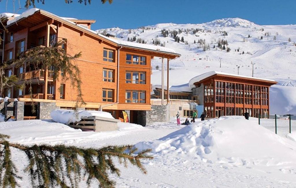 Appart'hôtel Prestige Odalys Eden er et smagfuldt og indbydende hotel beliggende i det skønne og aktive Arc 1800 område. Hotellet ligger direkte på pisten og ca. 250 meter fra den nærmeste lift, så om morgen skal du bare træde direkte ned i dine bindinger og så er du ellers klar til at starte en skøn og aktiv dag. Værelserne er stilrene og moderne og kan rumme fra 2 til 6 personer. Alle værelser indeholder soveværelse, badeværelse, samt morderne tekøkken. De er desunden indrettet med altan/terrasse, der har en fantastisk udsigt ud over det smukke område. Når skidagen er ved at være slut, kører du bare direkte til døren, hvor hotellets spa-område venter på dig. Her finder du blandt andet inden -og udendørs pool, jacuzzi, sauna og dampbad.