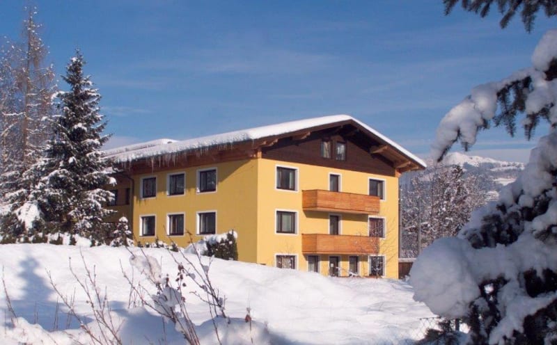 Gästehaus Latini er beliggende i den hyggelige by Schüttdorf tæt på Zell am See. Her får I et pænt og enkelt hotel hvor der på selve hotellet stort set kun er værelser, men da hotellet ejes af Hotel Schüttdorf så har man stadig nogle faciliteter man kan gøre brug af. Hotel Scüttdorf ligger 5 min. gang fra Gästehaus Latini, og det er her du hver morgen får en god morgenmadsbuffet. Har du brug for at nyde godt af Hotel Schüttdorf wellness så er det også muligt mod en betaling på 20EUR pr person. Værelserne er lyse og alle med eget bad og toilet samt nogle med balkon.