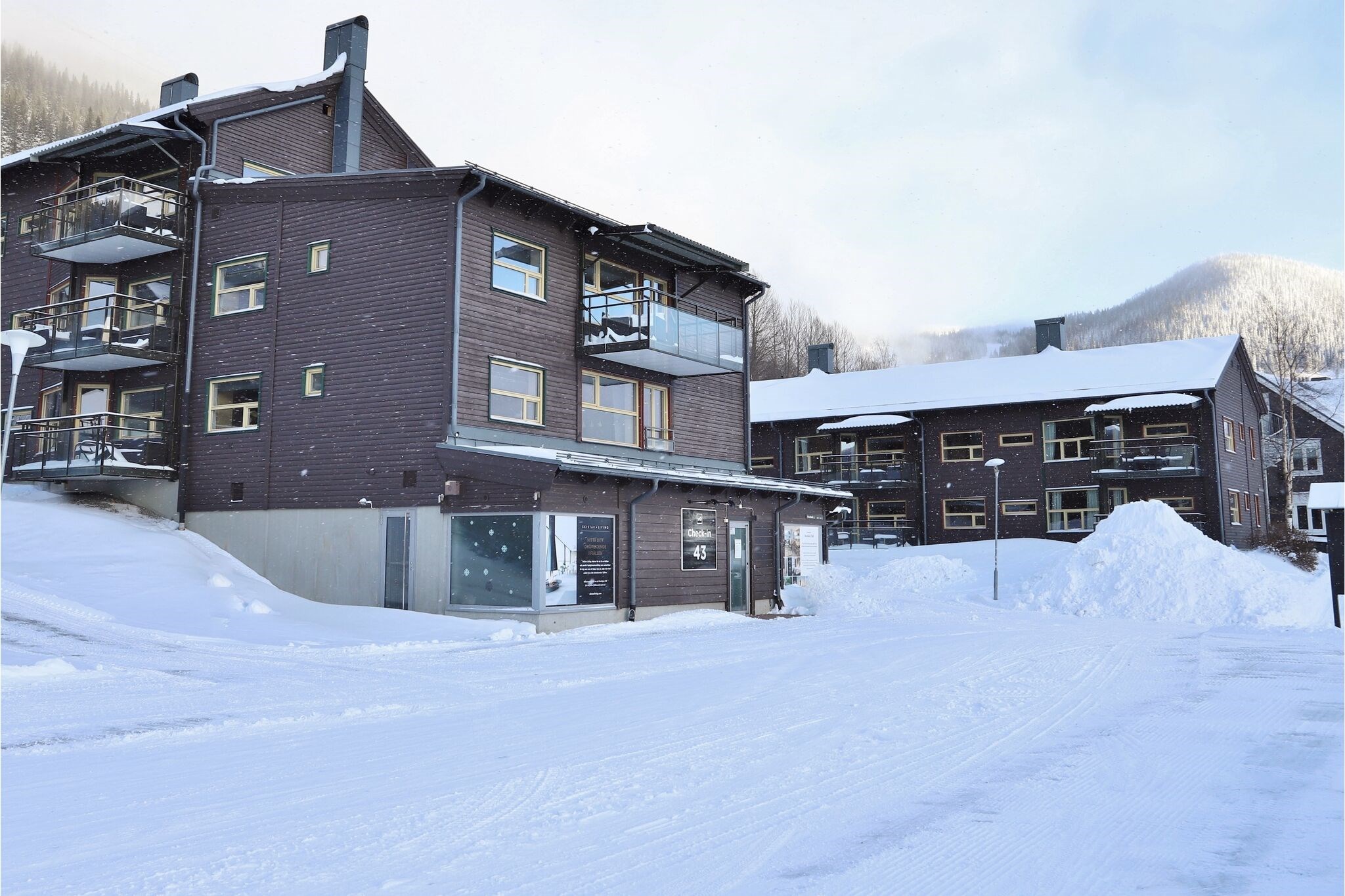 Bo midt i Åre By med 500 meter til liften. Brunkulla tilbyder rummelige lejligheder til 4-8 personer - perfekt til grupper og familier, der vil kombinere skiløb med hyggeligt byliv.