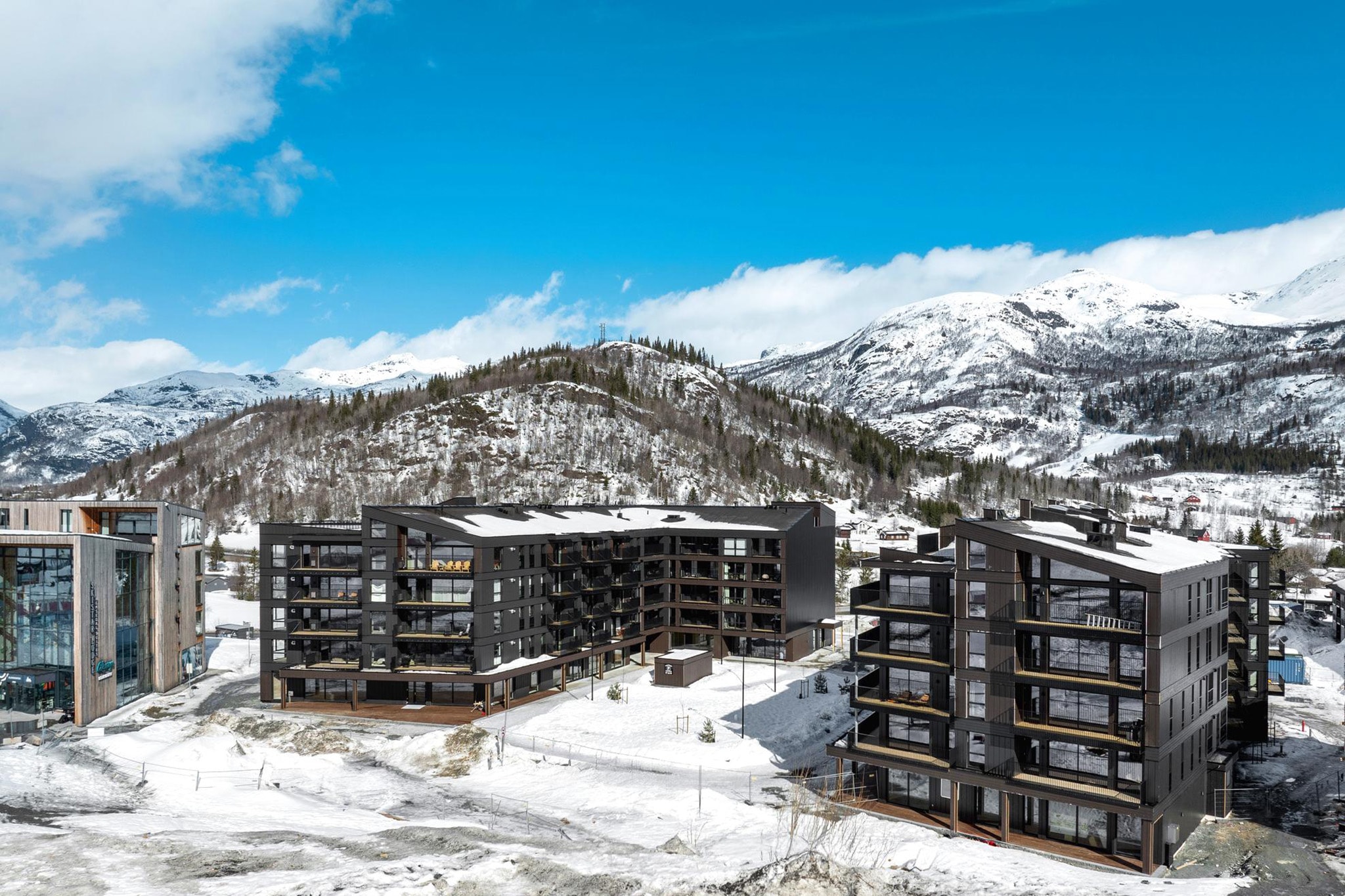Bo i nyopførte lejligheder midt i Hemsedals alpine landskab - med 250 meter til bakke/lift, fjeldudsigt og den perfekte kombination af komfort og frihed.