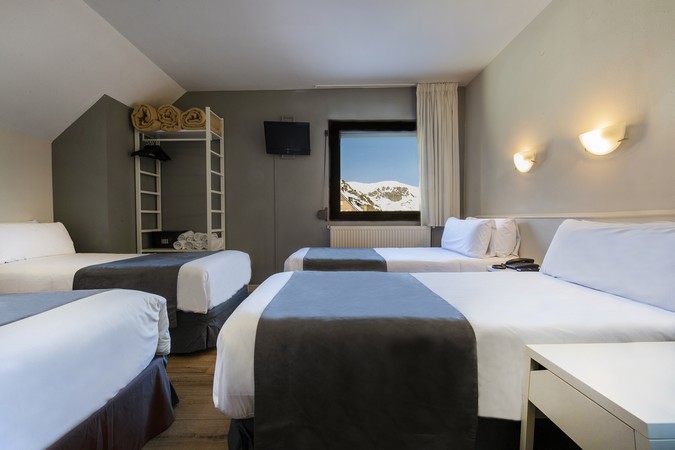 Hotel Camel lot*** är ett hotell med perfekt läge ca 70 m från pisten och alldeles vid centrum. Frukost och middag ingår (buffé). Hotellet har en mysig liten fondue-restaurang (ingår ej i halvpension) och en trevlig bar. Det finns även en relaxavdelning med jacuzzi och bastu. Hotellet har 62 rum och erbjuder dubbelrum, trippelrum och fyrbäddsrum. (Dubbelrum 14 m², trippelrum 16 m², fyrbäddsrum 21 m²) Hotellet ligger nära många trevliga restauranger och barer. Man bokar relaxavdelningen i receptionen. 12 euro per dag för vuxen, 6 euro per dag för barn 6-12 år. Quality Travel bjuder exklusivt våra gäster på bagagetransport till detta hotell. Denna förmån tillgodoser vi då det inte är tillåtet för transferbussar att köra in i byn Pas de la Casa, transfern avslutas därför vid busshållplatsen i nedre delen av byn. Bagagetransporten inkluderar väskor samt skidpaket. Resenärer tar sedan en trevlig promenad genom byn till sitt hotell. Mer information ges på transferbussen och guider hjälper resenärer att hitta sina respektive hotell.