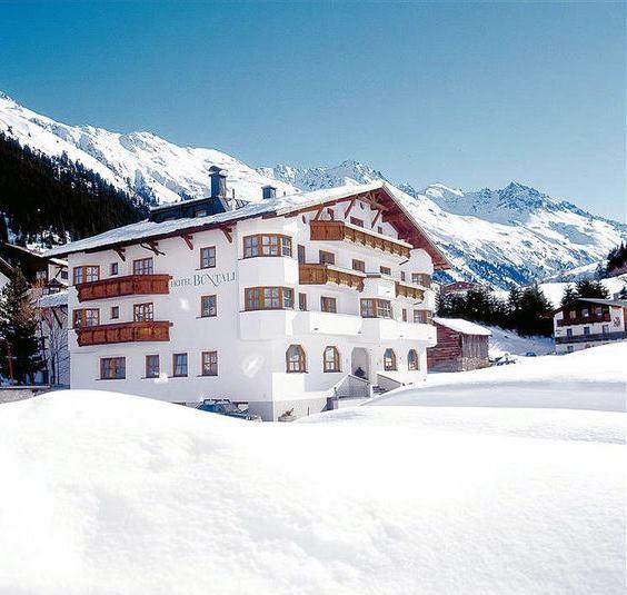 Hotel Büntali er et traditionelt indrettet hotel beliggende i centrum af den østrigske skisportsby, Galtür. Hotellet byder på værelser af forskellig størrelse, hvoraf de største har plads til 4 personer. Til børnene er der et legerum, og til de voksne er der en wellnessafdeling med bl.a. sauna og tyrkisk bad. På Hotel Büntali er morgenmad inkluderet, så du kan starte dagen med et godt måltid, inden du tager skibussen til skiliften. Om eftermiddagen, efter en dag på pisten, kan du nyde en øl eller en drink i baren på hotellet. Hotellet anbefales både til familier og børn.