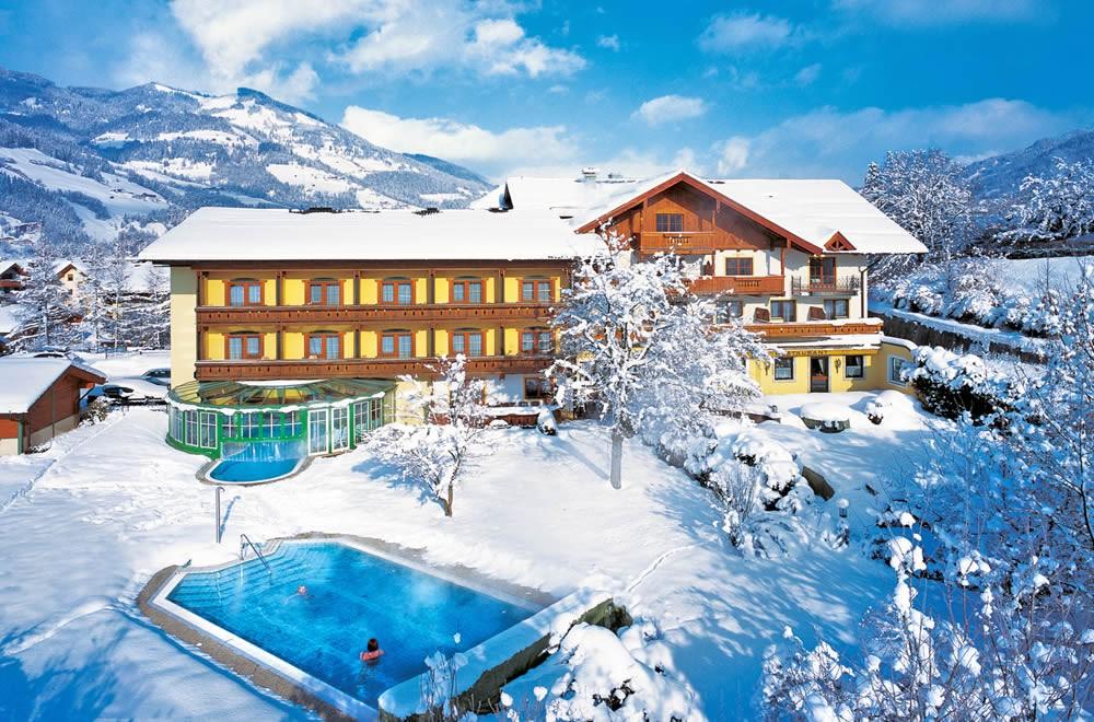 Strax utanför centrala St Johann im Pongau med ett lugnt och soligt läge, ligger det fint autentiska Hotel Lerch. Detta charmiga hotell bjuder in till en oförglömlig vintersemester. De rymliga rummen är moderna och utrustade med TV och ett fint badrum. Den mysiga St. Johann centrum och skidliftarna ligger bara 1 km bort. Hit tar du dig lättast med bussen, som är kostnadsfria med ett liftkort, vilket tar cirka 5 minuter. Vill du koppla av efter en dag i pisterna? Hotel Lerch erbjuder ett stort hälsocenter där man kan njuta av bastun eller den härliga uppvärmda utomhuspoolen med utsikt över de snötäckta bergstopparna. I den mysiga lobbyn med öppen spis kan du ta av en god aperitif före middagen sedan njuta av en oerhört god middag i restaurangen.