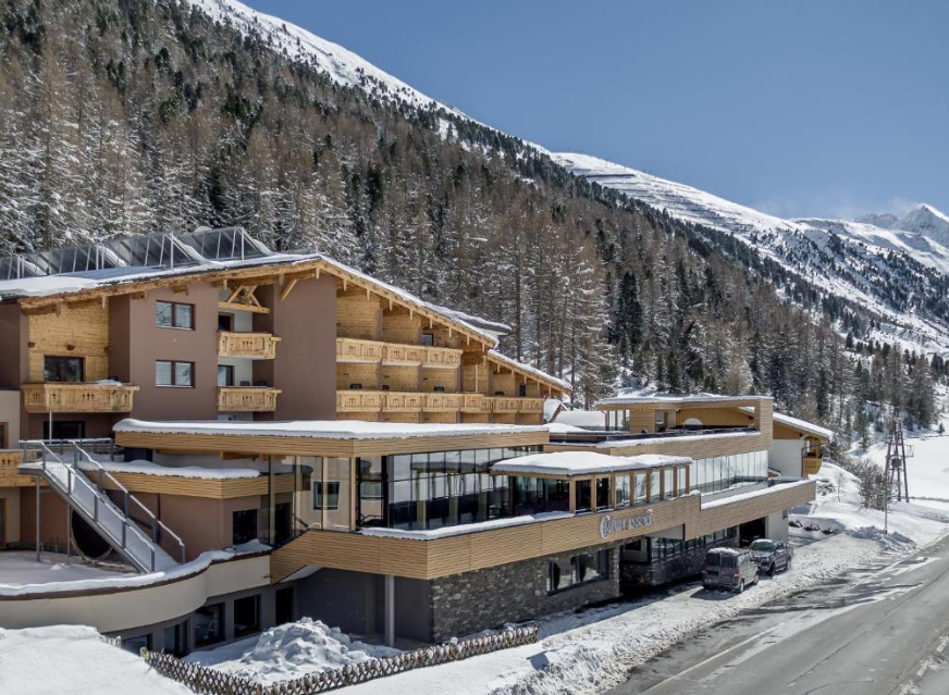 På et unikt, roligt sted, ca. 1,5 km fra skiliften og pisterne i Obergurgl, ligger det luksuriøse Hotel Mühle Resort 1900 . Dette luksusresort åbner sine døre for dig med smukke værelser i komfortabel alpestil og et stort wellnesscenter samt en fantastisk restaurant. Værelsernes design er minimalistisk og inspireret af Alperne. Den smukke kombination af træ og varme farver vil få dig til at føle dig hjemme. Om morgenen venter en meget omfattende morgenbuffet på dig, så du kan starte din skidag fuld af energi. Og om aftenen serveres en luksuriøs middag i den stilfulde restaurant. Her kan du smage de lækreste lokale og internationale retter. Restauranten har åbent 6 af ugens dage. I den stilfulde (vin)bar kan du nyde et godt glas vin eller en velsmagende øl. Har du lyst til at koble helt af? Så kan du besøge det omfattende wellnesscenter. Efter en lang dag på pisterne kan du slappe helt af her. Der er en smuk indendørs swimmingpool, hvor du kan svømme nogle baner, og du finder også flere saunaer og et tyrkisk dampbad. Mod et tillægsgebyr kan du også bestille forskellige massager og skønhedsbehandlinger.