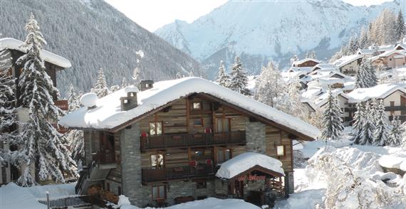 På Hotel Bellevue bor I lige i smørhullet af Champoluc, hvor der er mulighed for afslapning i wellness efter dagens skiløb.