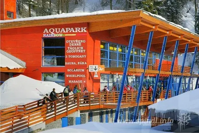 Hotel Aquapark ligger lige overfor Medvedin liften og den danske skiskole i Spindleruv Mlyn. I prisen er inkluderet halvpension, parkering og 2 timers daglig entré til Aquapark. Alle værelser er med fladskærms-tv, køleskab, WiFi, safetyboks, kaffe/te-sæt, hårtørrer og eget badeværelse. Standardværelserne er med dobbeltseng og ekstra senge. Hotellet har også familieværelser med 2 soveværelser. Komplekset har egen restaurant. Et populært hotelvalg for børnefamilier. Der er skibusser til/fra pist/lift dagligt inkluderet i prisen. Turistskat (ca. 10 kr. pr. person pr. dag) er ikke inkluderet og skal betales direkte til hotellet ved check-in.