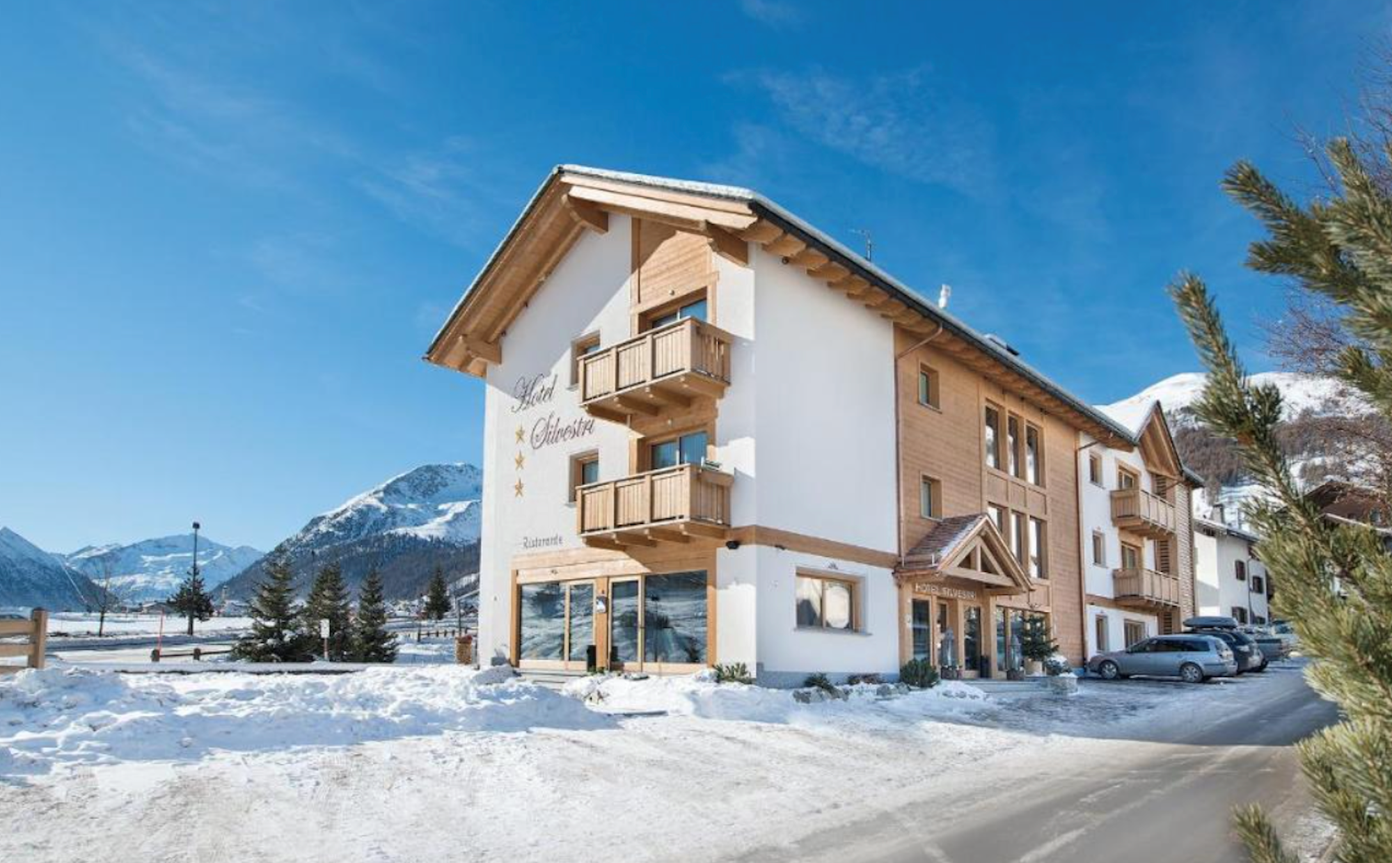 Hotel Silvestri i Livigno är det perfekta hotellet för dem som söker en autentisk och mysig upplevelse i hjärtat av de italienska Alperna. Detta charmiga, familjeägda hotell kombinerar traditionell alpin stil med moderna bekvämligheter, vilket skapar en välkomnande atmosfär för både par, familjer och större kompis grupper.Hotel Silvestri ligger bara några steg från pisterna och Livignos livliga shopping och erbjuder ett oöverträffat läge. Gästerna kan njuta av bekväma och smakfullt inredda rum, många rum har balkong och fantastisk utsikt över bergen. Varje morgon serveras en utsökt frukostbuffé med ett urval av lokala specialiteter som ger dig energi för en dag full av äventyr.Hotellets restaurang serverar traditionella italienska rätter tillagade med färska, lokala ingredienser och baren är en idealisk plats att koppla av med en drink efter en lång dags skidåkning. Med faciliteter som bastu, skidförvaring och gratis parkering ser Hotel Silvestri till att gästerna har allt de behöver för en avkopplande vistelse.Den vänliga och välkomnande servicen från Fausto och hans familj gör att du känner dig som hemma från det ögonblick du går in genom dörren. Hotel Silvestri är inte bara en plats att bo på - det är en upplevelse i sig.Bar, Bastu, Eldstad, Garage (Tilläggsavgift), Hiss, Lounge, Parkeringplats, Pjäxvärmare, Reception, Restaurang, Skidrum, Solterrass, WIFI (Gratis)Avstånd till inköp: 800 mAvstånd till skidbussen: 50 mAvstånd till liften: 300 mAvstånd till skiduthyrning: 300 mAvstånd till pisten: 300 mAvstånd till centrum: 800 m