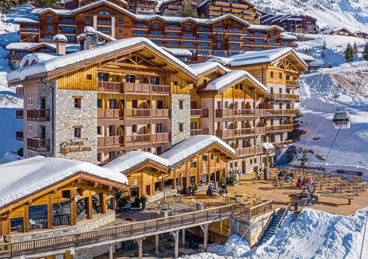 At bo på Excellent Hotel Carlina Belle Plagne betyder at bo i et stilfuldt kompleks med en magisk atmosfære. Læg dertil den fremragende beliggenhed direkte ved de blå pister i Belle Plagne, og du er garanteret en mindeværdig tid i sneen. Om morgenen er du på vej fra hotellet på ingen tid, og efter en dag på pisterne kan du stå på ski lige tilbage. Fra den store solterrasse kan du nyde den smukke udsigt over det omkringliggende område, varme dig i solen og starte afterskien. De hyggelige værelser har den perfekte blanding af traditionelt og moderne. Du kan se det traditionelle aspekt gennem den omfattende brug af træ og træbjælker. Møblerne er moderne og komfortable. Nyd det lille ekstra som bløde badekåber og tøfler. På din balkon kan du slappe af og se solen gå ned bag bjergene. Spis i restauranten, der drives af kokken Thibault Schach. Han byder dig velkommen i restauranten til en generøs morgenmad og om aftenen til en unik kulinarisk oplevelse. Retterne er virkelig en fryd for øjet og smager lige så godt, som de ser ud. Efter alle dagens anstrengelser kan du slappe af og lade stressen smelte væk i saunaen, jacuzzien eller dampbadet. Hvis du har brug for endnu mere afslapning, kan du bestille en effektiv skønhedsbehandling fra den endeløse liste af behandlinger eller få fjernet spændingerne af professionelle massører.