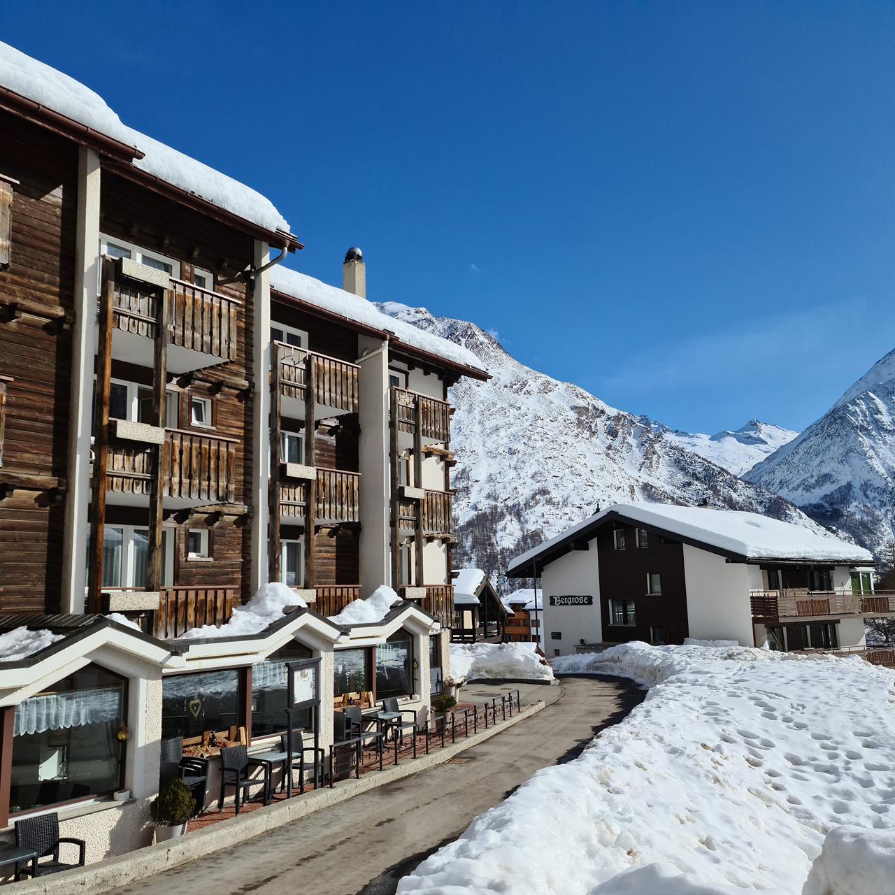 Hotel Europa är ett bra ställe att bo på under din vintersportsemester. Det är familjeägt och har den typiska autentiska atmosfären. Till centrum är det ca 150 meter och till skidbusshållplatsen är det också ca samma avstånd. Till skidlift och backar är det ca 500 meter. God mat hittar du i restaurangen och om ni vill skåla för semestern tillsammans kan ni beställa en drink i baren. Koppla av stela muskler under en välgörande massage i wellnesscentret. Eller under en avkopplande timme i bastun, jacuzzin eller det turkiska badet.